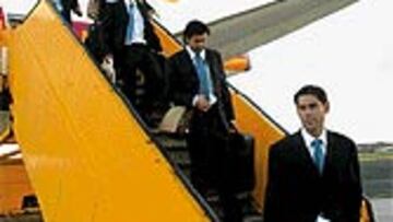 <b>EL CAPITÁN, DELANTE</b>. Hierro desciende del avión seguido de Figo, Salgado y Guti.