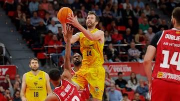 El ala pívot estadounidense del Gran Canaria, John Shurna (c) lanza ante el base canadiense del Casademont Zaragoza, Trae Bell- Haynes (2i).