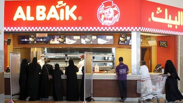 Espacios separados para hombres y mujeres en los restaurantes de Yeda.