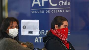 Santiago 30 marzo 2020
Largas filas se registran para cobrar el seguro de cesantía por la pandemia mundial de coronavirus.
Marcelo Hernandez/Aton Chile