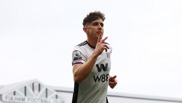 Tom Cairney, jugador del Fulham, celebra uno de sus goles ante el Leicester City.