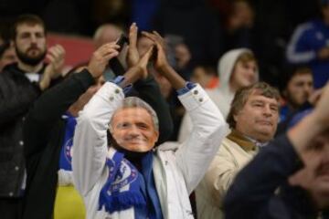 Aficionados con máscaras en el Stoke City-Chelsea.