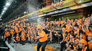 McLaren's CEO Zak Brown (C) celebrates with his team after British driver Lando Norris won the drivers' world championship at the end of the Abu Dhabi Formula One Grand Prix at the Yas Marina Circuit in Abu Dhabi on December 7, 2025. (Photo by Giuseppe CACACE / AFP)