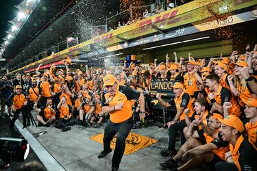 El CEO de McLaren, Zak Brown celebra con todo su equipo el título de campeón mundial de Lando Norris, primer piloto de McLaren que consigue el título de pilotos desde Lewis Hamilton en 2008. 