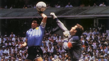 Maradona marca con la mano a Inglaterra. 