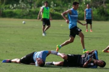 Antes de enfrentar a Colombia, Luis Suárez va al arco uruguayo