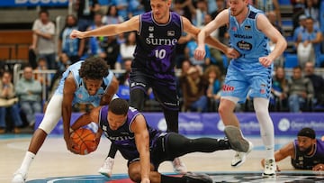 LUGO, 21/12/2025.- Keandre Cook (i), Rio Breogan, contra Melwinn Pantzar (en el suelo) en el Pazo dos Deportes en Lugo durante el partido de ACB entre el Río Breogán y el Surne Bilbao Basket, este domingo. EFE/ Eliseo Trigo