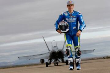 El piloto de Suzuki Maverick Viñales posa con su moto y con el capitán del Ejército del Aire Javier Barcala, que ha pilotado el avión de combate F-18 de la Base Aérea de Zaragoza, con el que ha pasado del asfalto del circuito de MotorLand, donde competirá el próximo domingo en MotoGP, al cielo de Aragón. Viñales, cuyo nombre, Maverick, se debe al fervor que sentía su padre, Ángel, por el protagonista de la película "Top Gun" que protagonizaba Tom Cruise, y en el que interpretaba el papel de un piloto de combate, ha logrado hoy hacer realidad otra de sus pasiones al subirse a un caza del ejército español.