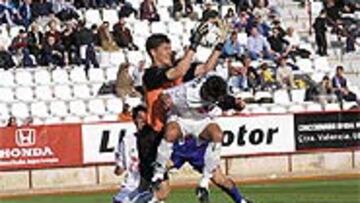 <b>APUESTA</b>. El portero del Albacete, Valbuena, gusta a los técnicos del Elche.