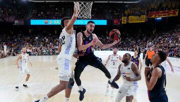 El base del Barça Tomas Satoransky trata de anotar ante Edy Tavares, del Real Madrid.