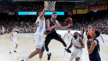 El base del Barça Tomas Satoransky trata de anotar ante Edy Tavares, del Real Madrid.