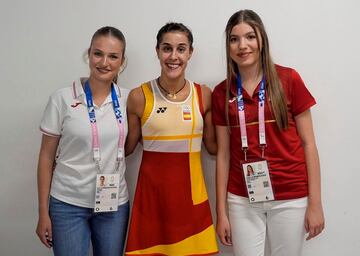 La Princesa de Asturias y la Infanta Sofía, con Carolina Marín tras su victoria en bádminton ante Jenjira Stadelmann en el partido de la fase de grupos de los Juegos Olímpicos.