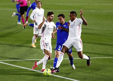 Jaime Mata entre V¨ªctor Chust y Eder Militao.