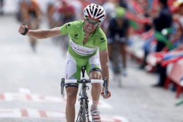 El ciclista del Katusha Daniel Moreno celebra la victoria conseguida en la novena etapa de la Vuelta Ciclista a España-2013, que ha partido de la localidad de Antequera y con llegada en Valdepeñas de Jaén, de 163,7 kilómetros