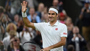 Roger Federer saluda al p&uacute;blico en Wimbledon.