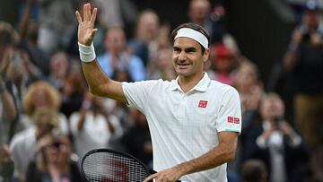 Roger Federer saluda al público en Wimbledon.