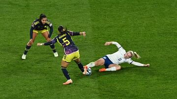 Soccer Football - FIFA Women’s World Cup Australia and New Zealand 2023 - Quarter Final - England v Colombia - Stadium Australia, Sydney, Australia - August 12, 2023 Colombia's Lorena Bedoya Durango in action with England's Lauren Hemp REUTERS/Jaimi Joy