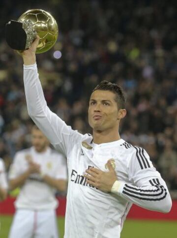 Cristiano Ronaldo ofrece su tercer balón de oro a la afición. 