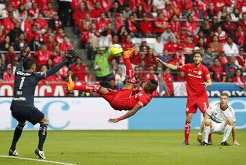 El jugador de Toluca Cristian Borja (c) y el guardameta Alfredo Talavera (i) en acción ante Julio Furch (d) de Santos hoy, domingo 20 de mayo de 2018, durante el juego de vuelta de la final del torneo mexicano de fútbol celebrado en el estadio Nemesio Díez en la ciudad de Toluca (México).