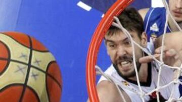 <b>PODERÍO. </b>Marc Gasol impuso su ley bajo los aros durante todo el encuentro. En esta jugada supera con garra y claridad a Nemanja Bjelica y Stefan Markovic.