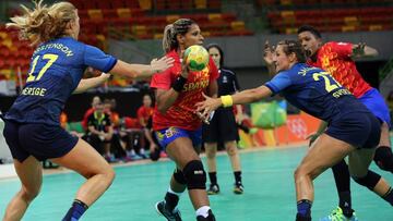 BRA007 RÍO DE JANEIRO (BRASIL) 03/08/16.- La jugadora española Marta Mangue (c) en acción ante Linnea Torstensson (i) y Sabina Jacobsen (d), de Suiza durante un partido amistoso de balonmano celebrado hoy, miércoles 03 de agosto de 2016, como parte de las competiciones previas a los Juegos Olímpicos Río 2016, que serán inaugurados oficialmente el próximo 5 de agosto, en Río de Janeiro. El partido fue ganado por Suiza 19 a 17. EFE/Alejandro Ernesto
