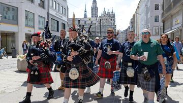 Una banda de gaiteros tocando por las calles de Múnich seguidos por decenas de aficionados escoceses.
