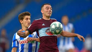 Iago Aspas controla el balón con el pecho ante la presencia del Ainhen Muñoz.