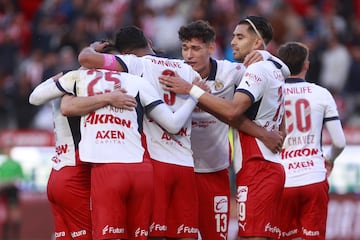 AME9117. PACHUCA (MÉXICO), 19/10/2024.- Jugadores de Guadalajara celebran un gol de Gilberto Sepúlveda este sábado, en el partido de la jornada 12 del torneo Apertura 2024 del fútbol mexicano entre Tuzos del Pachuca y Chivas Rayadas del Guadalajara, celebrado en el estadio Hidalgo de la ciudad de Pachuca (México). EFE/ David Martínez Pelcastre
