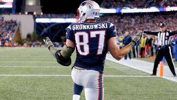 Rob Gronkowski returns to the Patriots, honoring late friend