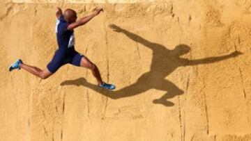 Gael Querin de Francia durante la prueba de salto de longitud en el primer día del Campeonato Mundial de Atletismo Moscú 2013 en el estadio Luzhniki el 10 de agosto de 2013.