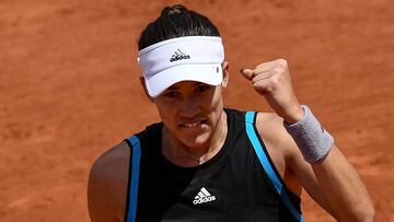 Spain's Garbine Muguruza celebrates after winning against Sweden's Johanna Larsson at the end of their women's singles second round match on day four of The Roland Garros 2019 French Open tennis tournament in Paris on May 29, 2019. (Photo by Philippe LOPEZ / AFP)