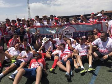 Los jugadores del Algeciras celebran el ascenso a Segunda División B.