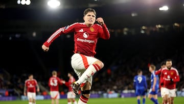 Soccer Football - Premier League - Leicester City v Manchester United - King Power Stadium, Leicester, Britain - March 16, 2025 Manchester United's Alejandro Garnacho celebrates scoring their second goal REUTERS/Chris Radburn EDITORIAL USE ONLY. NO USE WITH UNAUTHORIZED AUDIO, VIDEO, DATA, FIXTURE LISTS, CLUB/LEAGUE LOGOS OR 'LIVE' SERVICES. ONLINE IN-MATCH USE LIMITED TO 120 IMAGES, NO VIDEO EMULATION. NO USE IN BETTING, GAMES OR SINGLE CLUB/LEAGUE/PLAYER PUBLICATIONS. PLEASE CONTACT YOUR ACCOUNT REPRESENTATIVE FOR FURTHER DETAILS..