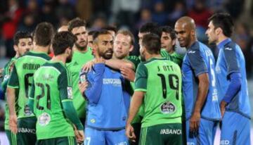 El centrocampista del Getafe, Diego Castro, discute con el defensa del Celta, Jonathan Castro.