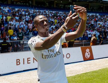 El lateral izquierdo francés fichó por el Real Madrid tras pagar el club blanco 48 millones de euros al Olympique de Lyon.