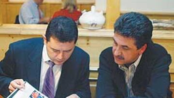 <b>SU DÍA GRANDE. </b>García Remón echa un vistazo al capítulo de la Enciclopedia de AS dedicado a su carrera.