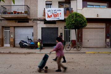 Una pancarta de ánimo en la población de Sedaví.