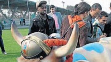 <b>TALISMÁN. </b>La vaca celtiña de la exposición 'Cow Parade' fue al entrenamiento y hoy irá a Balaídos.