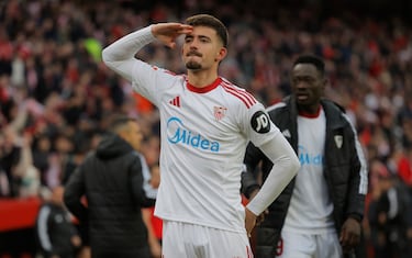 El central le dio la razón a los que optan por colocar a un central como delantero centro en los últimos minutos. Su robo de pelota, en la salida del balón del Girona, y su posterior disparo es para enseñarlo en las Escuelas de fútbol.