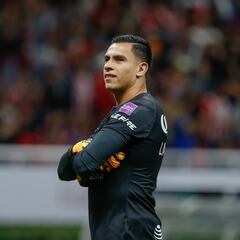 Afición de Chivas le avienta encendedor a Luis Ángel Malagón