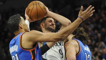 MSP01. MINNEAPOLIS (EE.UU.), 13/01/2017.- El jugador de Minnesota Timberwolves Ricky Rubio (c) en acción ante los jugadores de Oklahoma City Thunder Andre Roberson (i) y Steven Adams (d) hoy, viernes 13 de enero de 2017, durante un partido de baloncesto de la NBA entre Okalahoma City Thunder y Minnesota Timberwolves en el Target Center de Minneapolis, Minnesota, (EE.UU.). EFE/CRAIG LASSIG