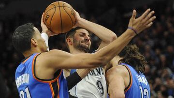 MSP01. MINNEAPOLIS (EE.UU.), 13/01/2017.- El jugador de Minnesota Timberwolves Ricky Rubio (c) en acci&oacute;n ante los jugadores de Oklahoma City Thunder Andre Roberson (i) y Steven Adams (d) hoy, viernes 13 de enero de 2017, durante un partido de baloncesto de la NBA entre Okalahoma City Thunder y Minnesota Timberwolves en el Target Center de Minneapolis, Minnesota, (EE.UU.). EFE/CRAIG LASSIG