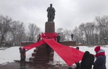 Activistas cuelgan el lazo rojo simbolo contra el Sida en el monumento de Taras Shevchenko, el famoso poeta ucraniano que promovió esta celebración, en Kiev, Ucrania.