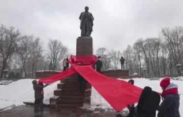 Activistas cuelgan el lazo rojo simbolo contra el Sida en el monumento de Taras Shevchenko, el famoso poeta ucraniano que promovi¨® esta celebraci¨®n, en Kiev, Ucrania.