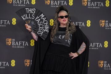 The Blessed Madonna posa en la alfombra roja de los premios BAFTA 2025 celebrados en el Royal Festival Hall del Southbank Centre de Londres.