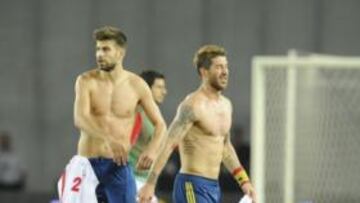 <b>VICTORIA COSTOSA. </b>Piqué y Ramos, que intercambiaron sus camisetas con los jugadores de Georgia, demuestran en su gesto lo que sufrieron para ganar el partido.
