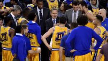 Steve Kerr da instrucciones a sus jugadores durante un partido de sus Golden State Warriors.
