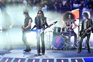 La final de la Champions League 2024 en el Estadio de Wembley, en Londres, Inglaterra, contó con un espectáculo electrizante protagonizado por Lenny Kravitz previo al partido que jugaron Real Madrid y Borussia Dortmund.
El legendario rockero ofreció una actuación llena de energía, interpretando algunos de sus mayores éxitos, como 'Fly Away', 'Human' y 'Are You Gonna Go My Way