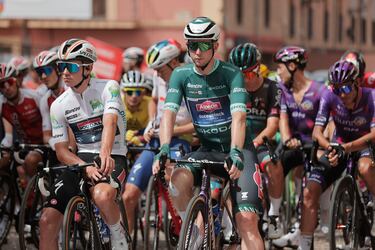 El ciclista velga Evenepoel y el ciclista australiano Kaden Groves se sitúan junto al resto de ciclistas en la salida de Lerma para iniciar la undécima etapa, que unirá a Lerma y la ascensión a la Laguna Negra en el municipio soriano de Vinuesa.