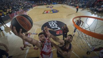 Patricio Garino lanza ante la defensa de Pierre Oriola durante el Barcelona-Baskonia.